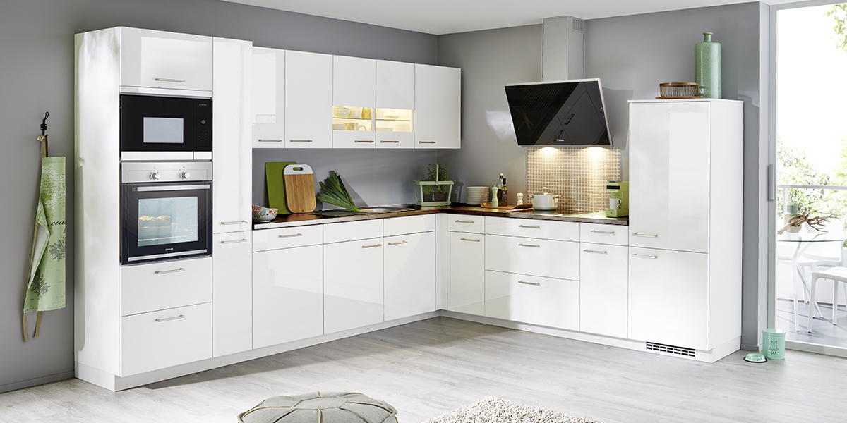Voor veel plattegronden biedt ze de ideale vorm: de klassieke L-keuken met speciale hoekoplossingen voor kasten en een centrale werkruimte. Dit soort keuken zorgt voor kortere loopwegen, zodat u direct kunt koken en uw creaties een bijzondere toets kunt geven.