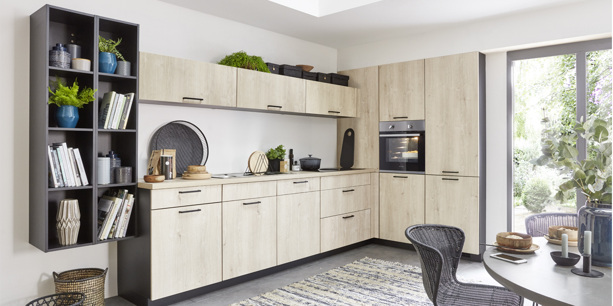 Voor veel plattegronden biedt ze de ideale vorm: de klassieke L-keuken met speciale hoekoplossingen voor kasten en een centrale werkruimte. Dit soort keuken zorgt voor kortere loopwegen, zodat u direct kunt koken en uw creaties een bijzondere toets kunt geven.