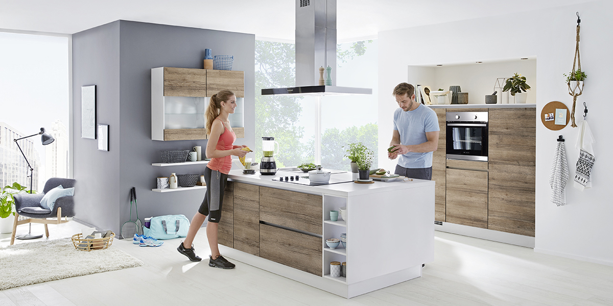 En daar hoort u bij. Zo kan het concept van het kookeiland worden samengevat. Deze keukenstijl is bijzonder aantrekkelijk als u de keuken ook als trefpunt ziet.