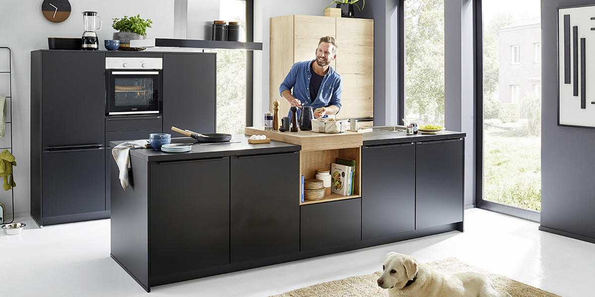 En daar hoort u bij. Zo kan het concept van het kookeiland worden samengevat. Deze keukenstijl is bijzonder aantrekkelijk als u de keuken ook als trefpunt ziet.