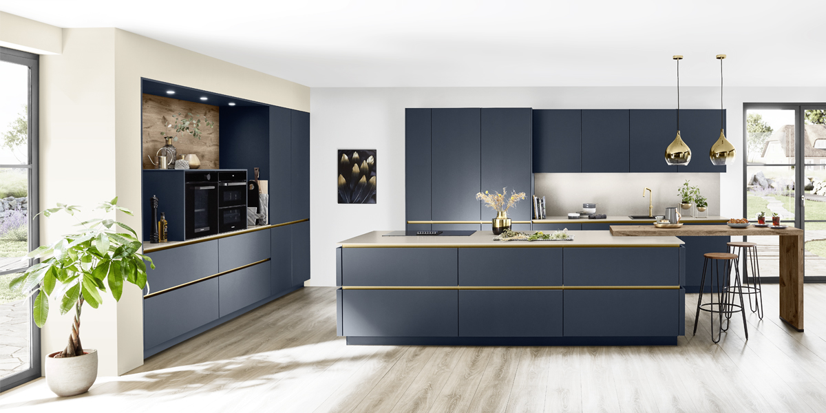 Heldere lijnen, luxe materialen en een helder gestructureerde interieurarchitectuur: dat vindt u in onze designkeukens! Onze adviseurs hechten veel belang aan een eigentijds en trendbewust design. Wij geven u graad advies!